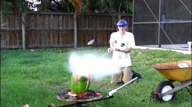 Foto - Meyvenin içine erimiş tuz döktüler!