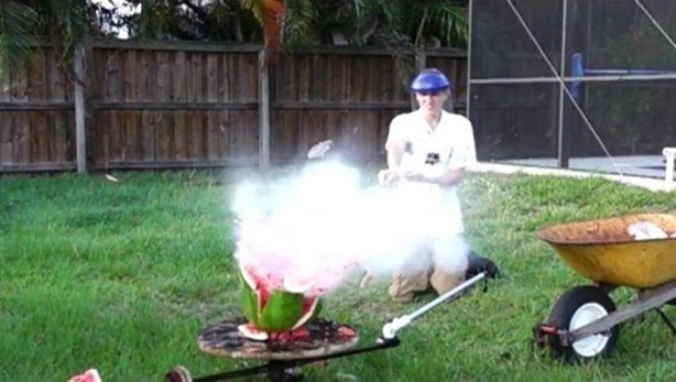 Foto - Meyvenin içine erimiş tuz döktüler!