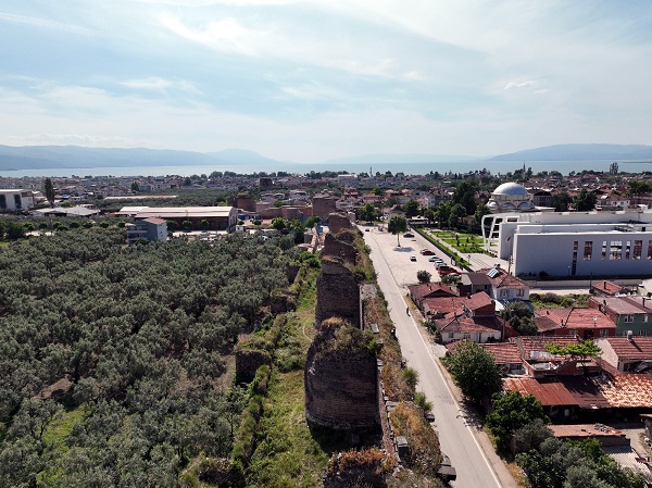 Foto - Mezar geleneklerine bakılıyor! İznik surlarındaki 'mezarlık gizemi'