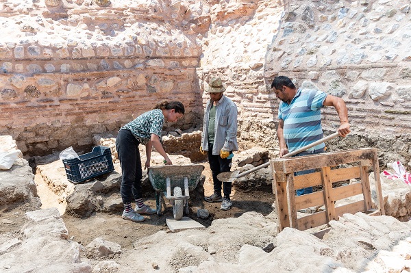 Foto - Mezar geleneklerine bakılıyor! İznik surlarındaki 'mezarlık gizemi'