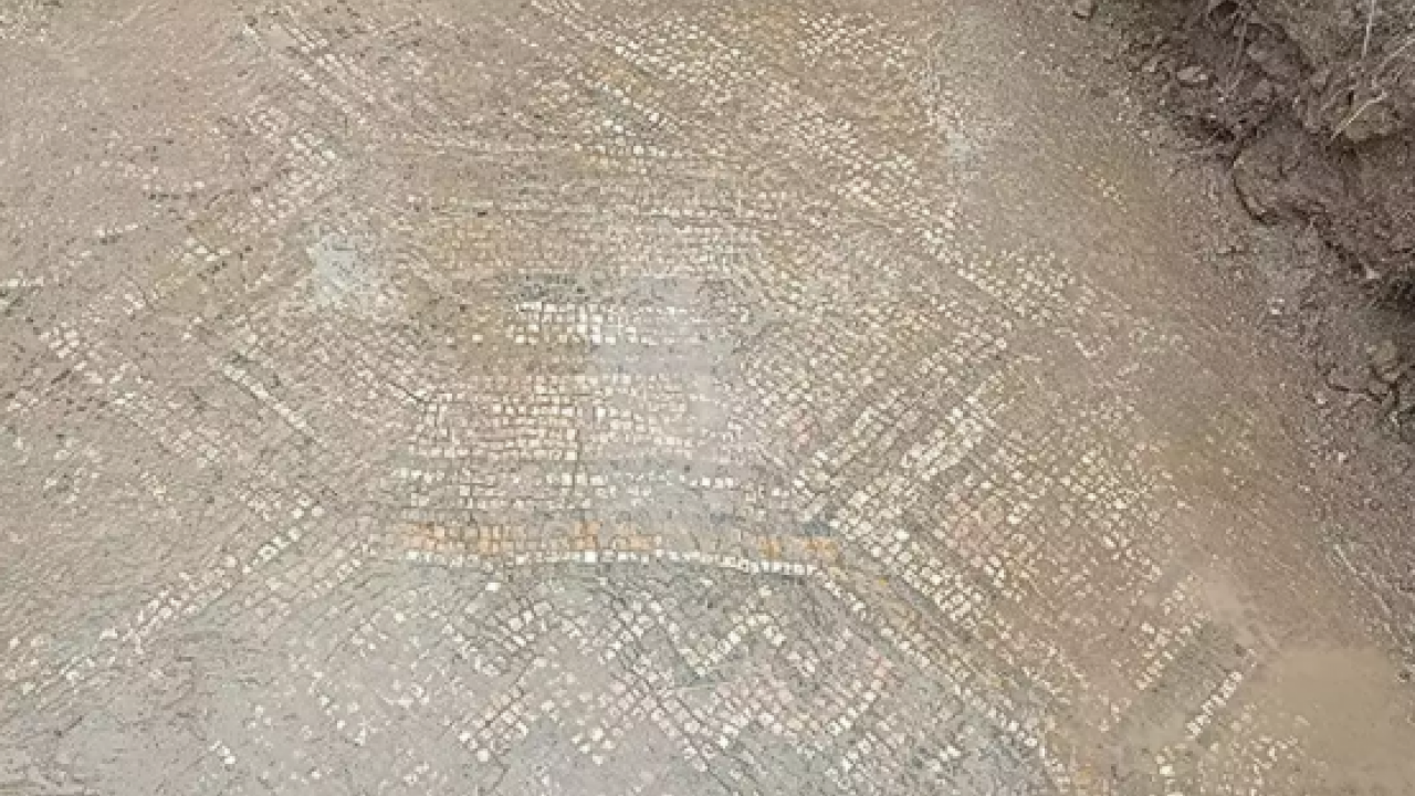 Foto - Mezar kazısında mozaik, Davut yıldızı ve 6 satırlık dilekçe Diyarbakırlıları şaşırttı