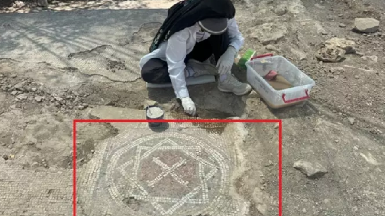 Foto - Mezar kazısında mozaik, Davut yıldızı ve 6 satırlık dilekçe Diyarbakırlıları şaşırttı