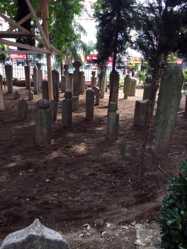 Foto - Mezar taşlarına zarar veriliyor iddiası: İBB yanıt verdi
