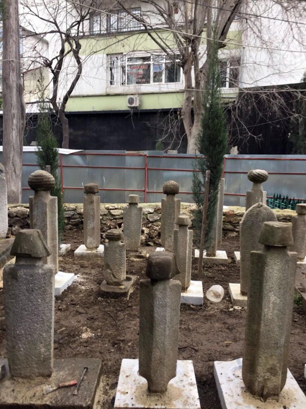 Foto - Mezar taşlarına zarar veriliyor iddiası: İBB yanıt verdi