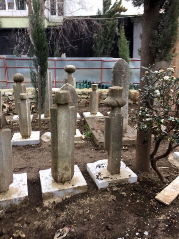 Foto - Mezar taşlarına zarar veriliyor iddiası: İBB yanıt verdi