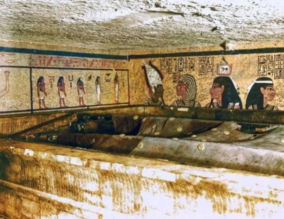 Foto - Mezardan servet çıktı