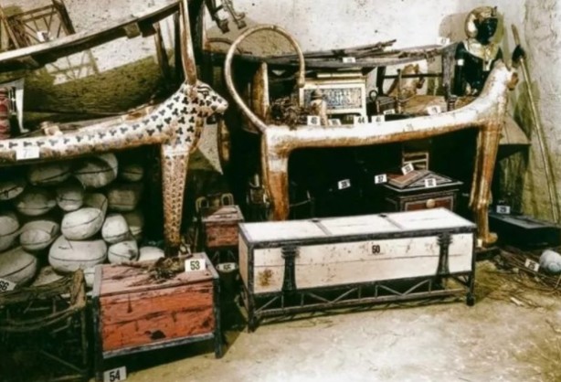 Foto - Mezardan servet çıktı