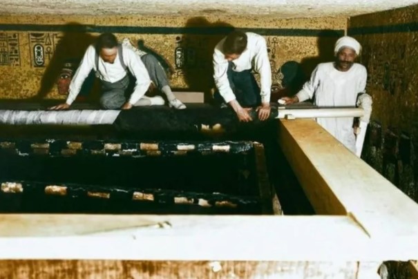 Foto - Mezardan servet çıktı