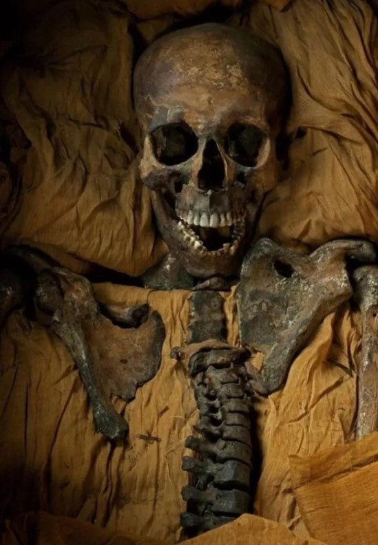 Foto - Mezardan servet çıktı