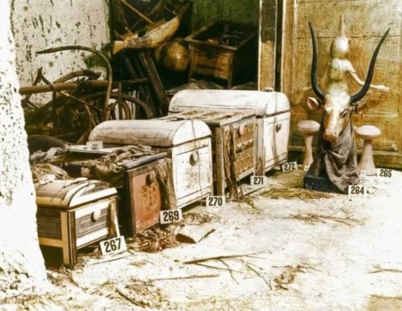 Foto - Mezardan servet çıktı