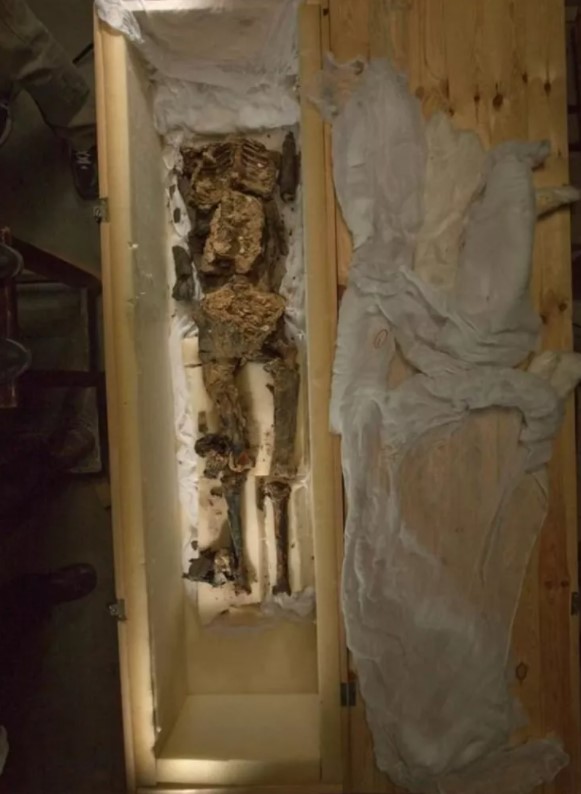 Foto - Mezardan servet çıktı