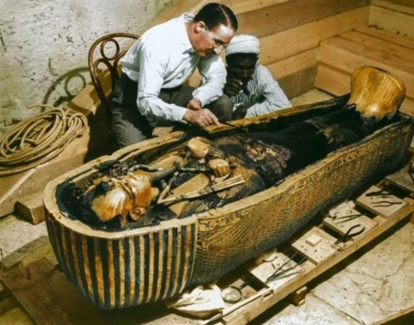 Foto - Mezardan servet çıktı