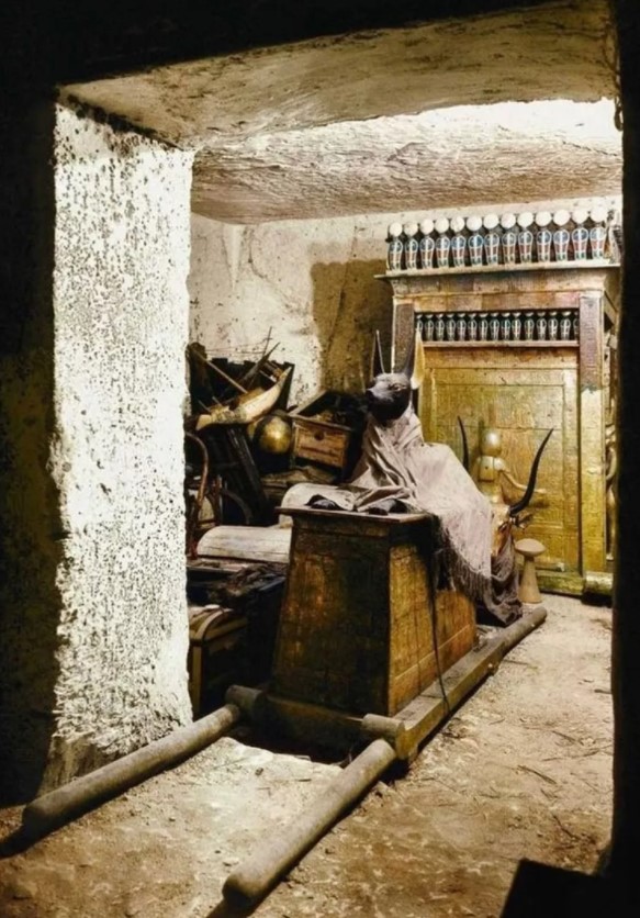 Foto - Mezardan servet çıktı