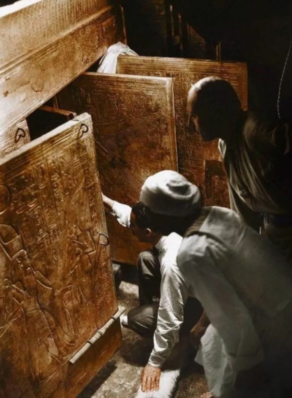 Foto - Mezardan servet çıktı