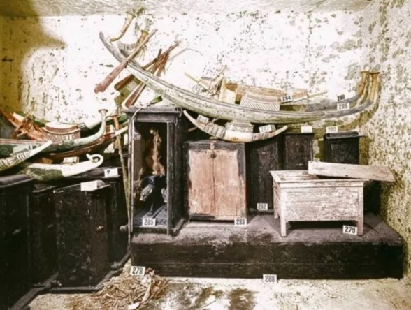 Foto - Mezardan servet çıktı