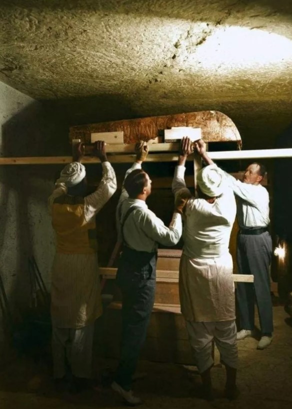 Foto - Mezardan servet çıktı