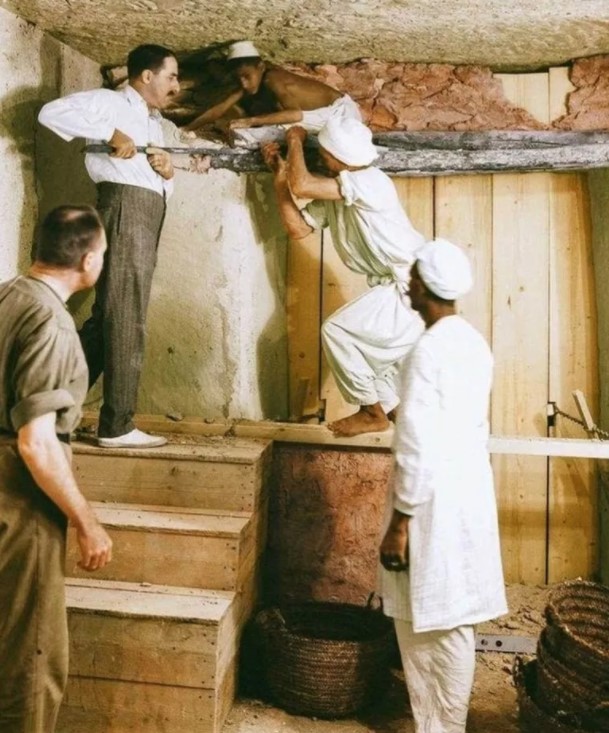 Foto - Mezardan servet çıktı