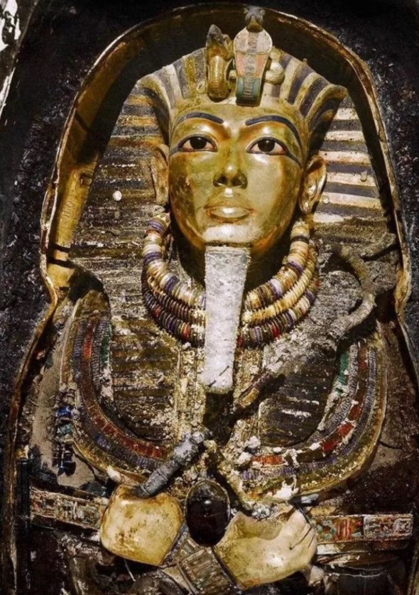 Foto - Mezardan servet çıktı