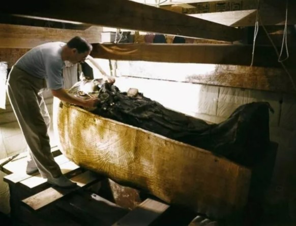 Foto - Mezardan servet çıktı