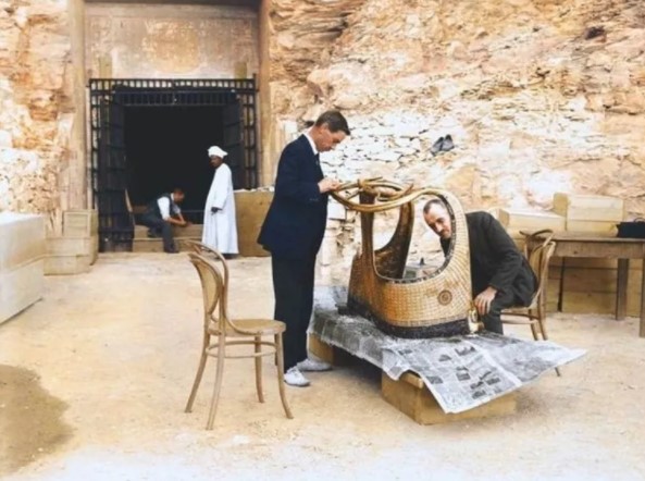 Foto - Mezardan servet çıktı