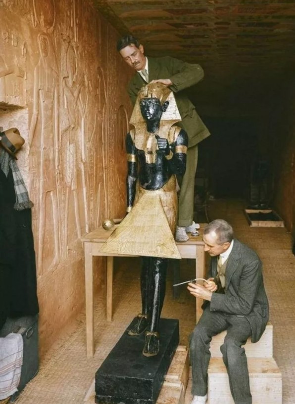 Foto - Mezardan servet çıktı