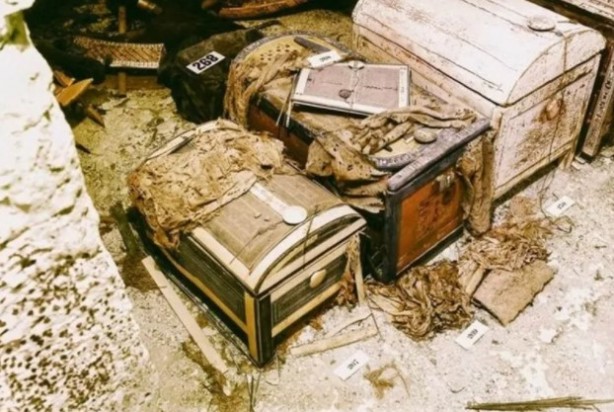 Foto - Mezardan servet çıktı