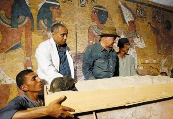 Foto - Mezardan servet çıktı