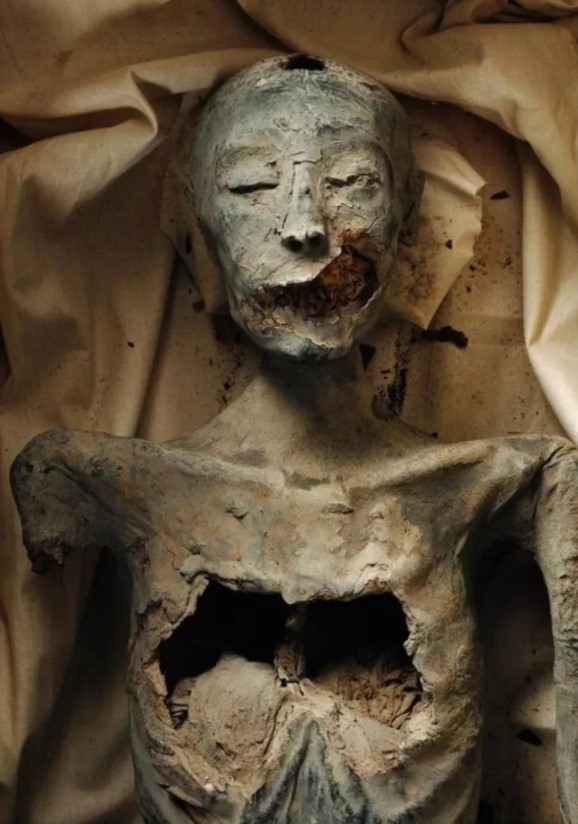 Foto - Mezardan servet çıktı