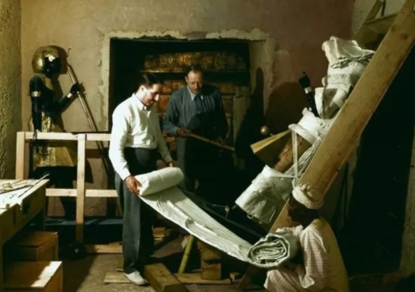 Foto - Mezardan servet çıktı