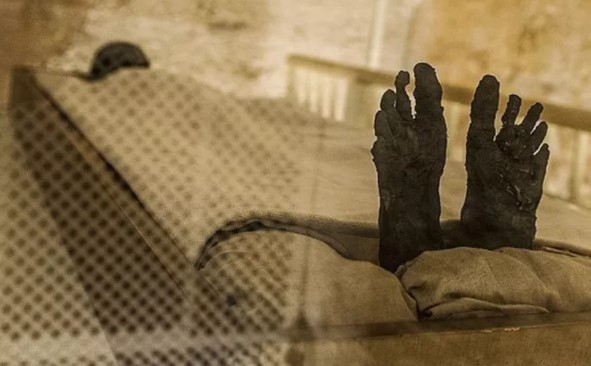 Foto - Mezardan servet çıktı