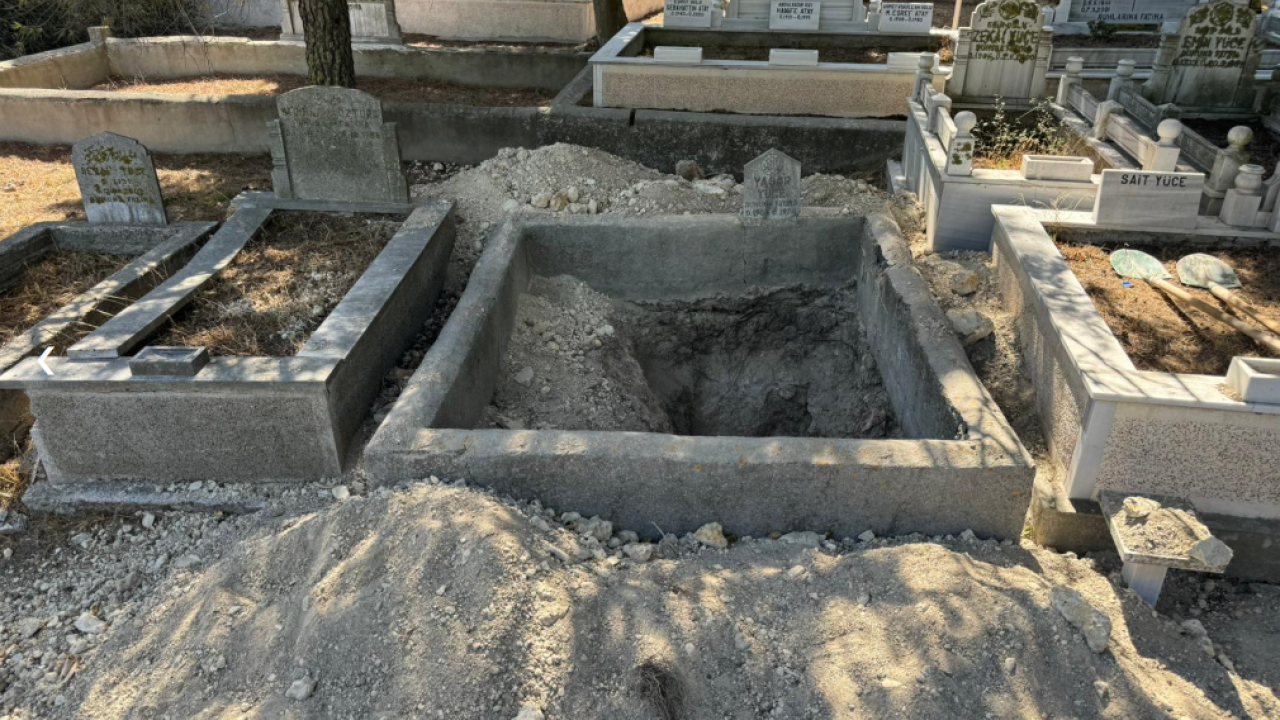 Foto - Mezarlıkta rezalet! "Kemikleri çalmadık, duruyor" şeklinde dalga geçer gibi cevap verdiler