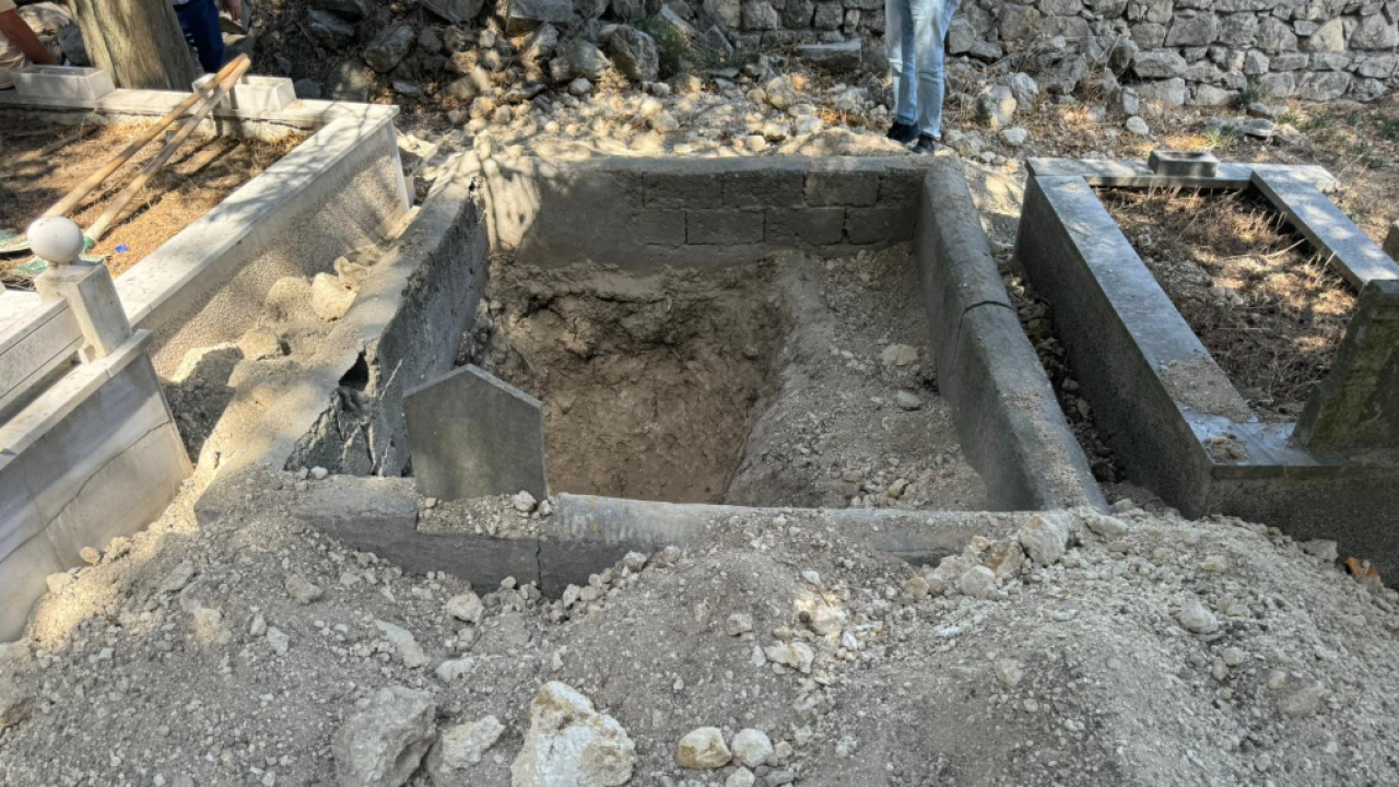 Foto - Mezarlıkta rezalet! "Kemikleri çalmadık, duruyor" şeklinde dalga geçer gibi cevap verdiler