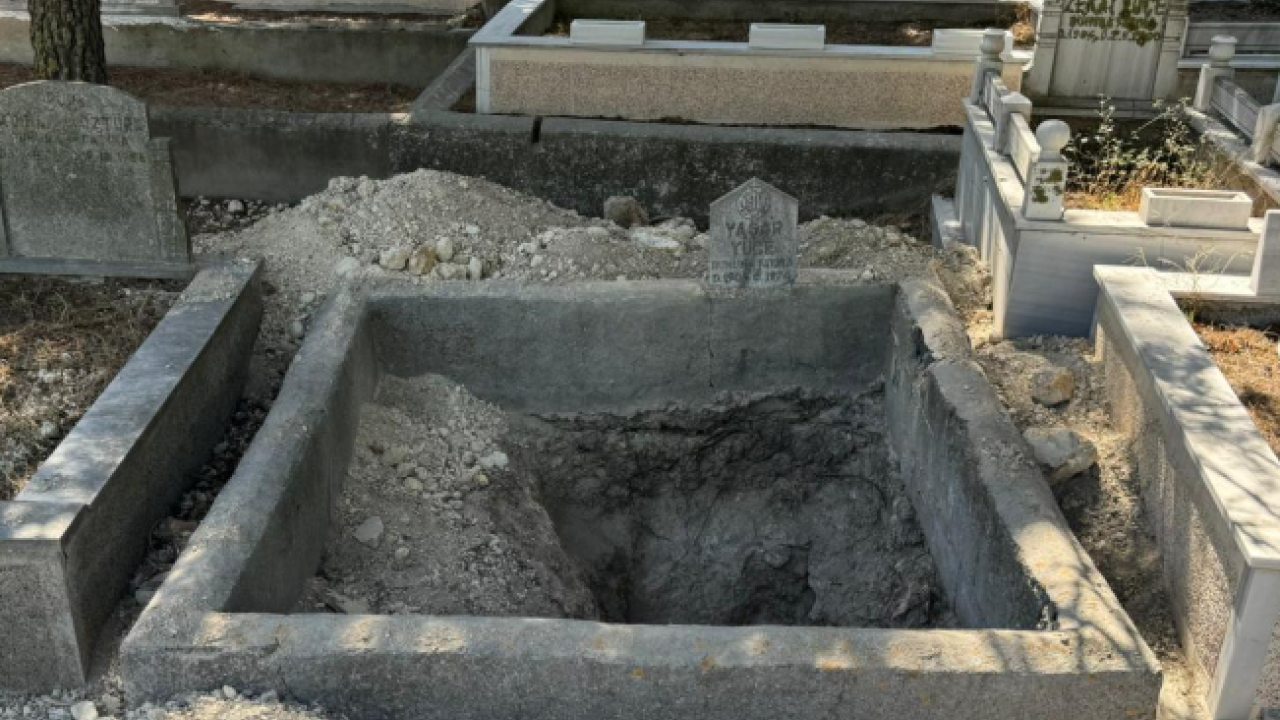 Mezarlıkta rezalet! "Kemikleri çalmadık, duruyor" şeklinde dalga geçer gibi cevap verdiler