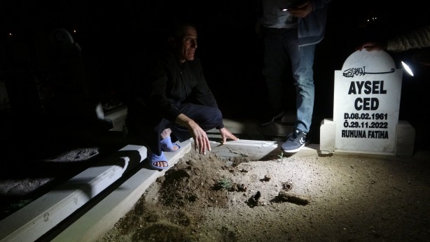 Mezarlıkta gece yarısı hareketli saatler! 'Buldum' dedi, ortalık karıştı