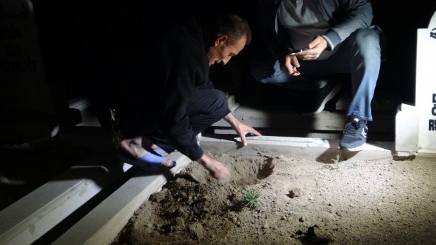 Foto - Mezarlıkta gece yarısı hareketli saatler! 'Buldum' dedi, ortalık karıştı