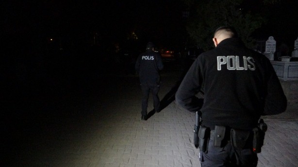 Foto - Mezarlıkta gece yarısı hareketli saatler! 'Buldum' dedi, ortalık karıştı