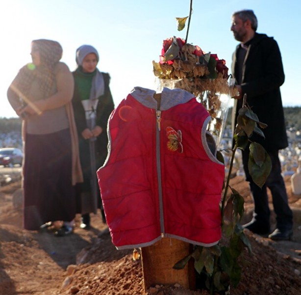 Foto - Mezarlıktaki kırmızı montun altından dram çıktı!