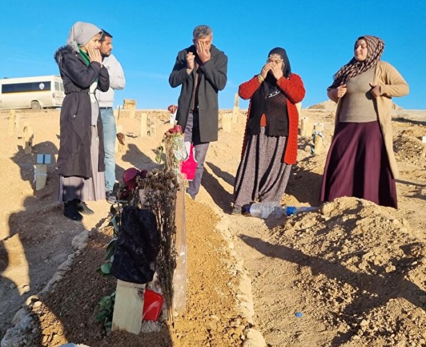 Foto - Mezarlıktaki kırmızı montun altından dram çıktı!