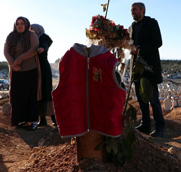 Foto - Mezarlıktaki kırmızı montun altından dram çıktı!