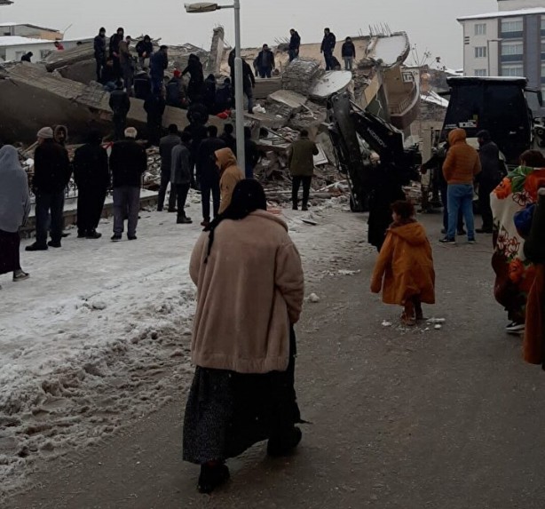 Foto - Mezarlıktaki kırmızı montun altından dram çıktı!