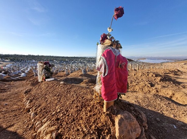 Mezarlıktaki kırmızı montun altından dram çıktı!