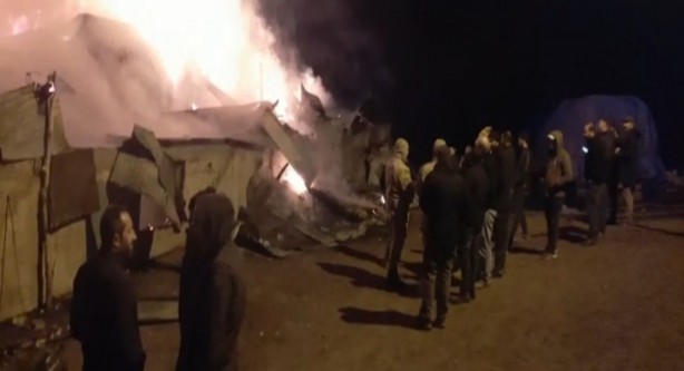 Foto - Mezrada çıkan yangında 2 ev, kiler ve merek kül oldu