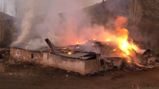 Mezrada çıkan yangında 2 ev, kiler ve merek kül oldu