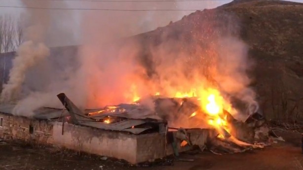 Foto - Mezrada çıkan yangında 2 ev, kiler ve merek kül oldu