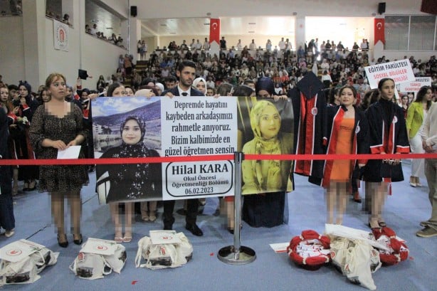 Mezuniyet töreninde açılan pankart ağlattı