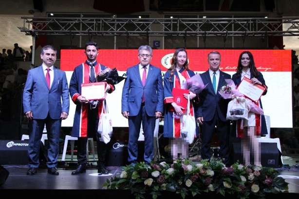 Foto - Mezuniyet töreninde açılan pankart ağlattı