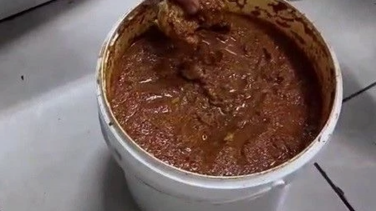 Mide bulandıran görüntü! Baharatın içinden çiğ et çıktı