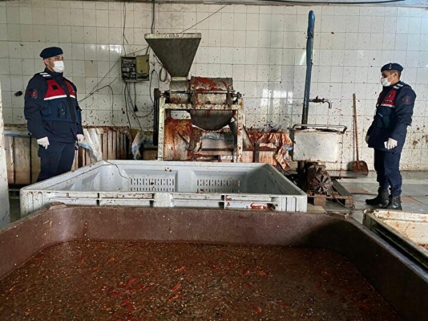 Mide bulandıran görüntüler! Yakalanmasalar vatandaşa yedireceklerdi