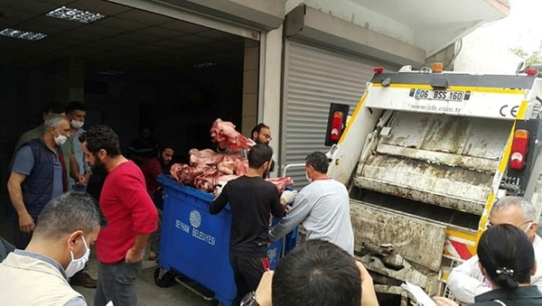 Foto - Mide bulandıran manzara! 'Koronavirüse iyi geliyor' diye vatandaşa yedireceklerdi