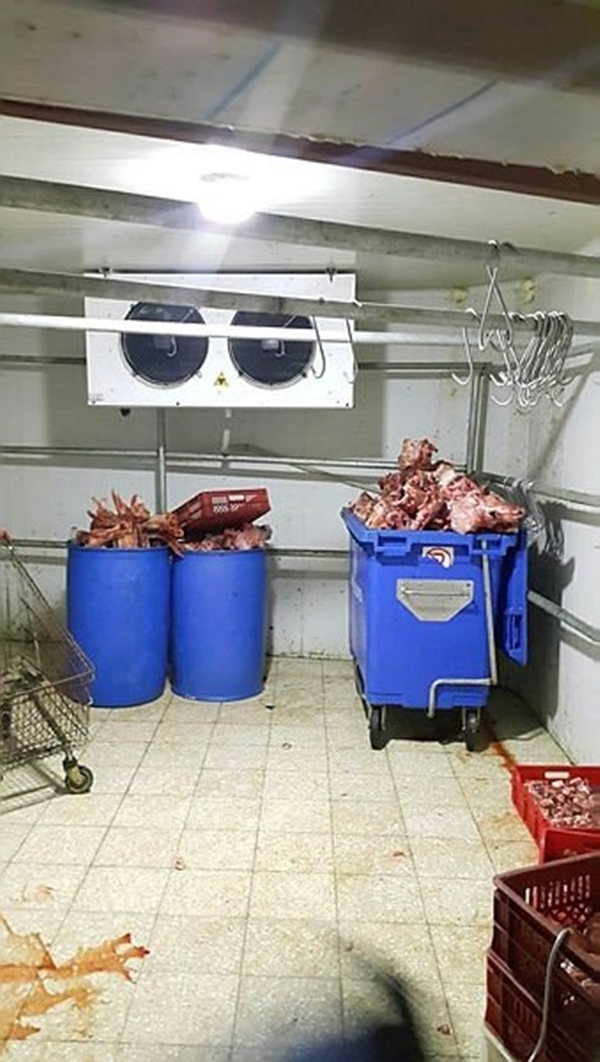 Foto - Mide bulandıran manzara! 'Koronavirüse iyi geliyor' diye vatandaşa yedireceklerdi